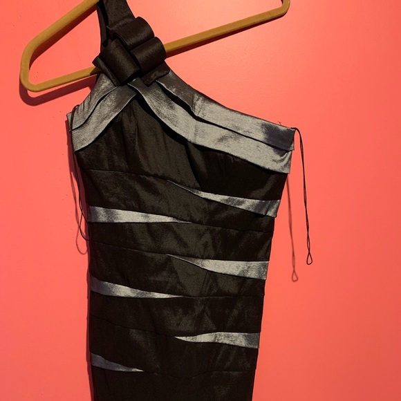 Formal dress - Picture 1 of 3